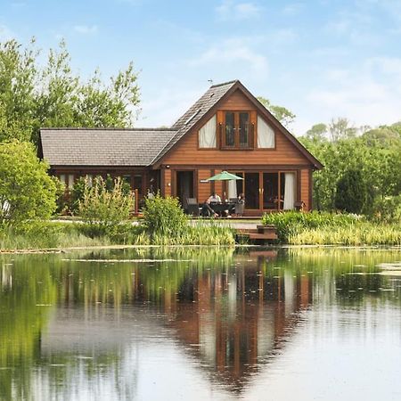 Anglesey Lakeside Lodges Menai Bridge Exterior photo