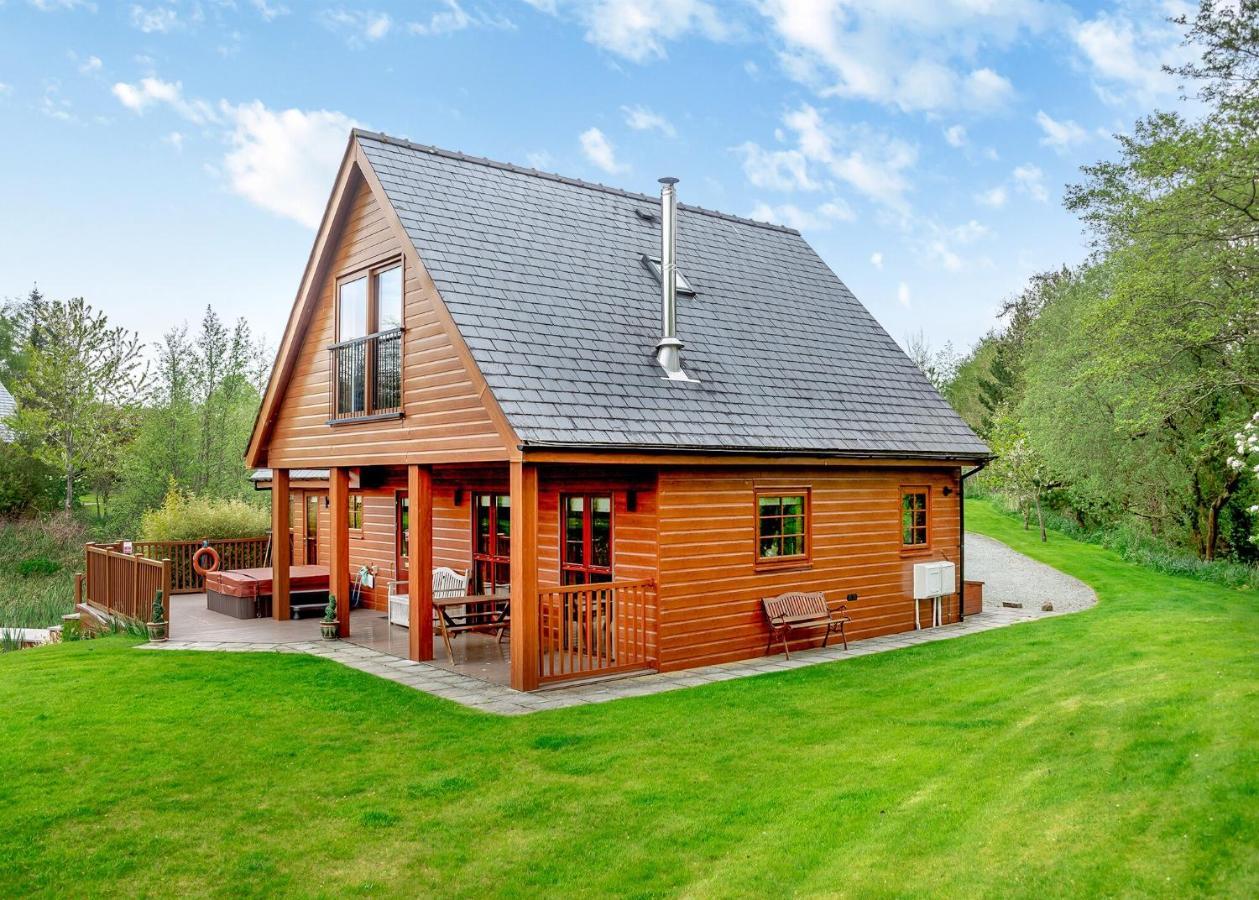 Anglesey Lakeside Lodges Menai Bridge Exterior photo
