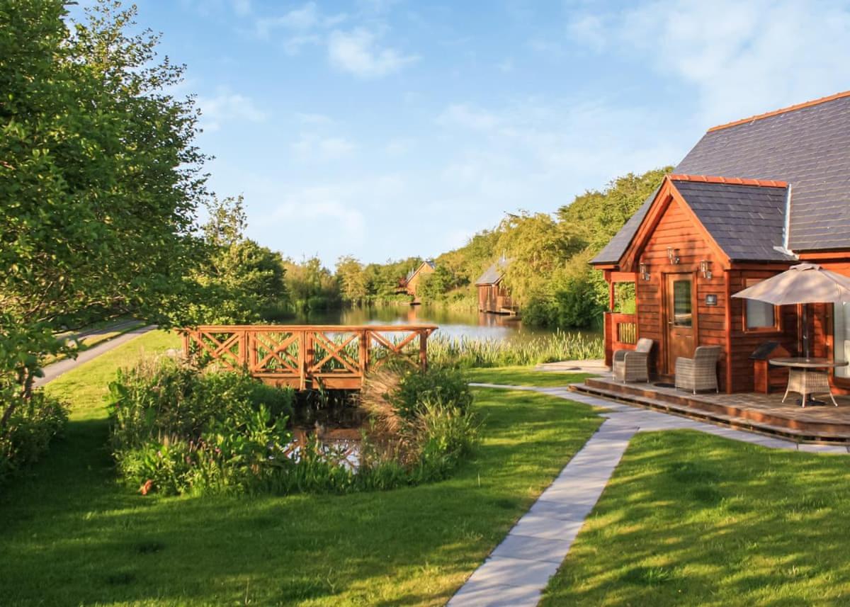 Anglesey Lakeside Lodges Menai Bridge Exterior photo