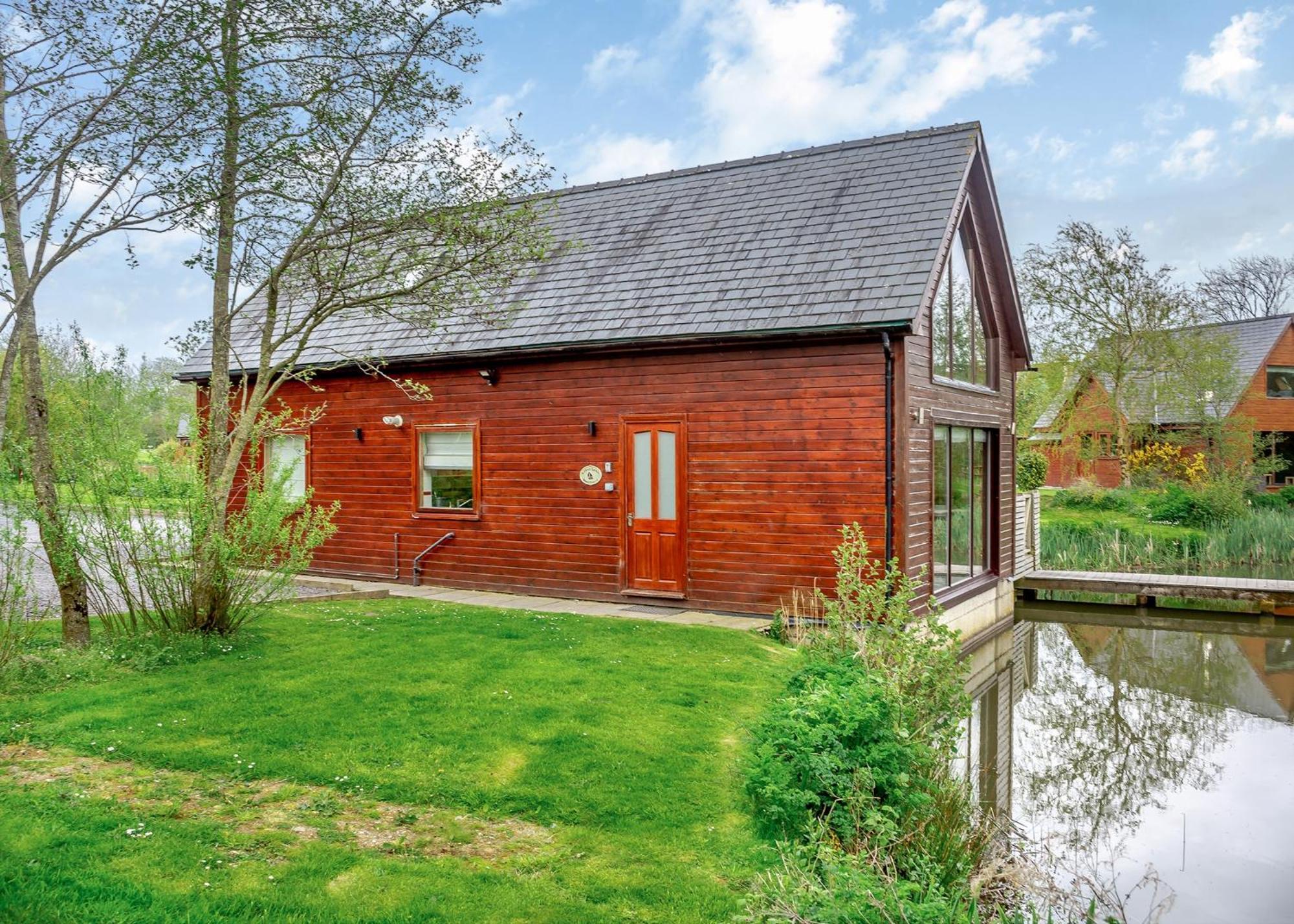 Anglesey Lakeside Lodges Menai Bridge Exterior photo