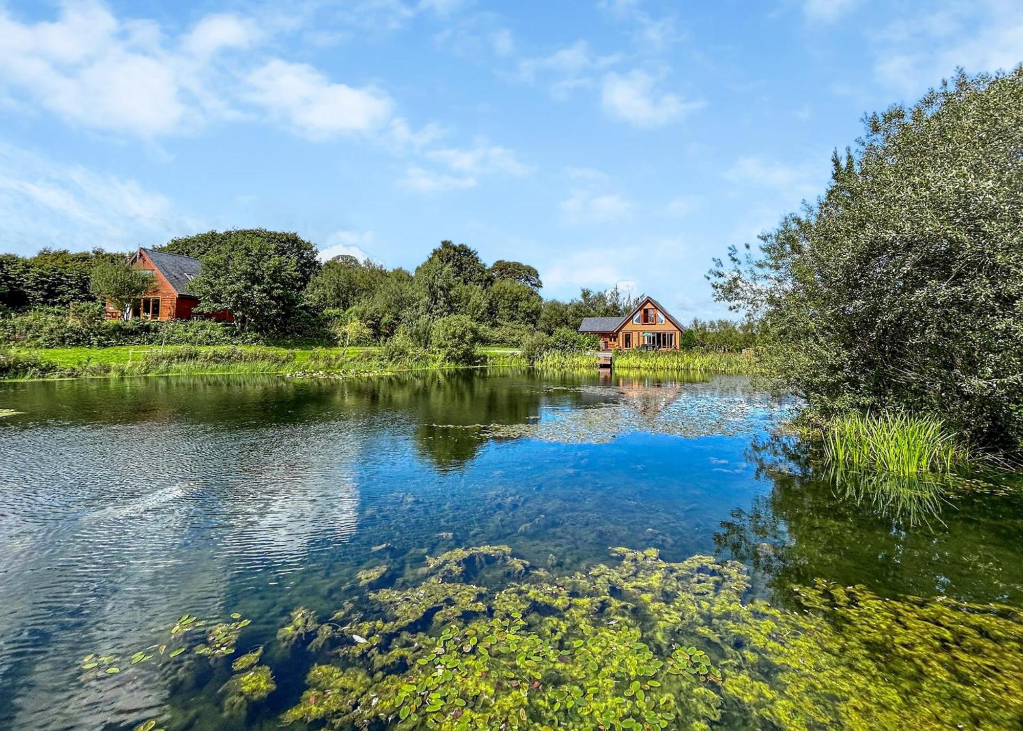 Anglesey Lakeside Lodges Menai Bridge Exterior photo