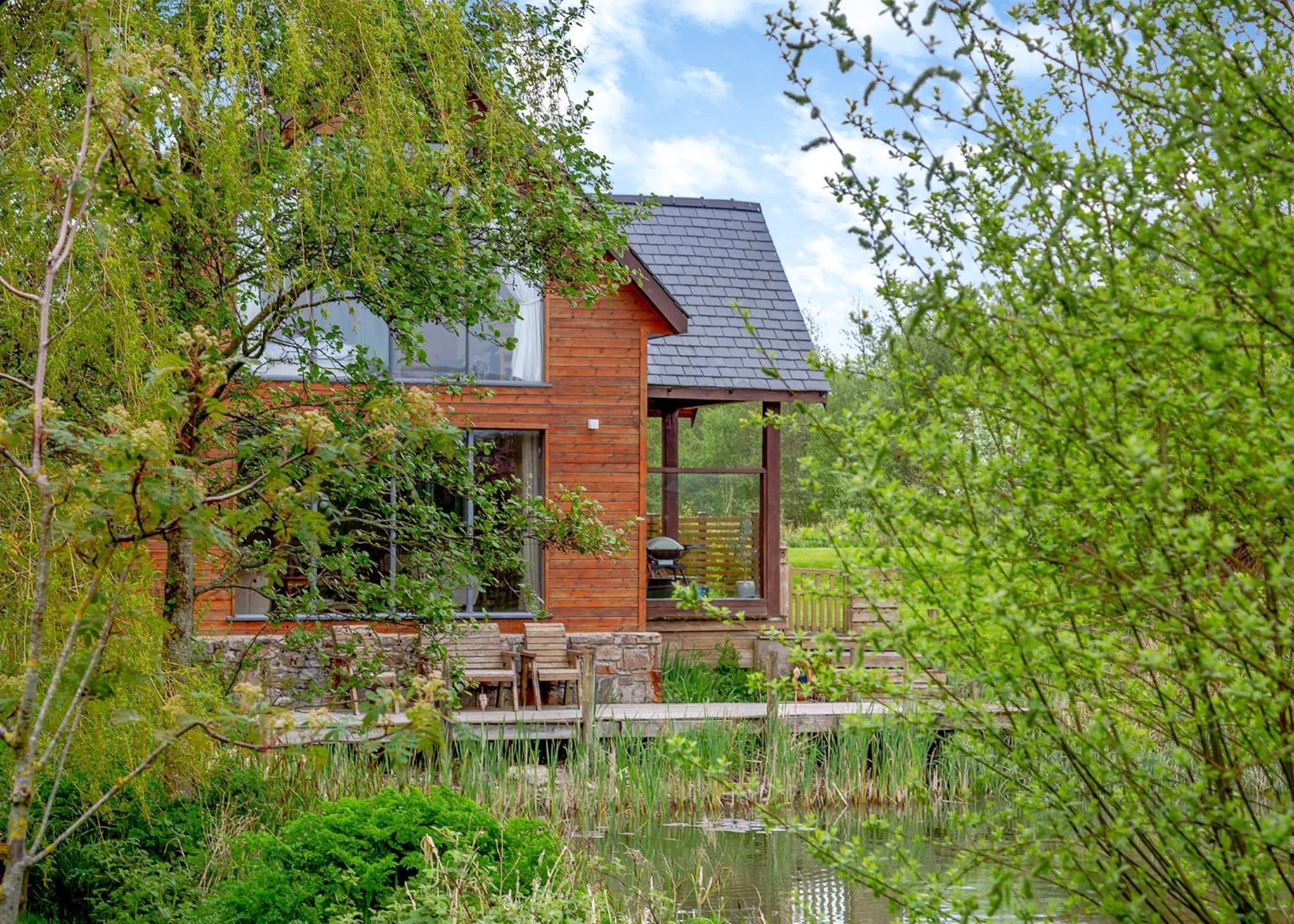 Anglesey Lakeside Lodges Menai Bridge Exterior photo