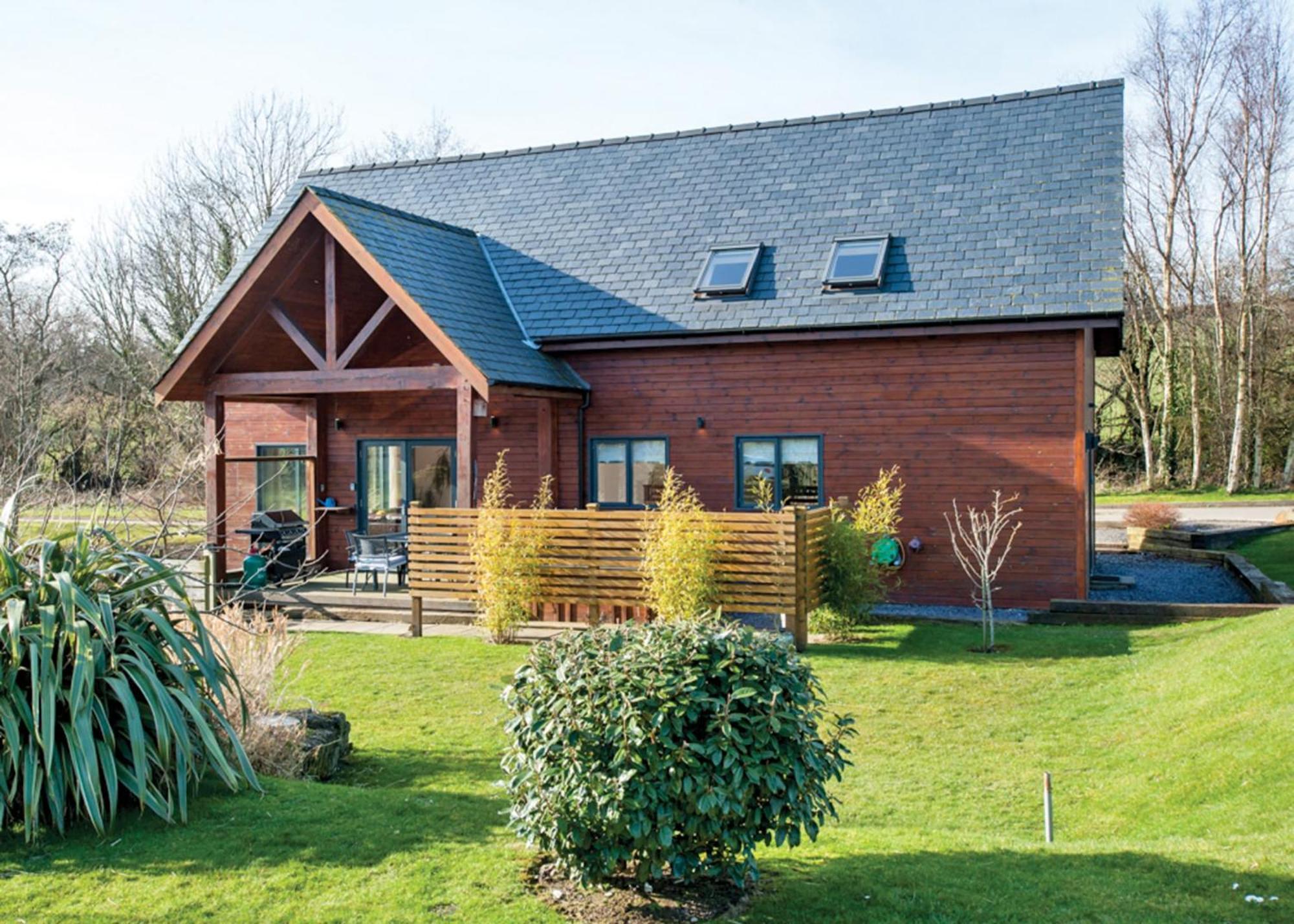 Anglesey Lakeside Lodges Menai Bridge Exterior photo