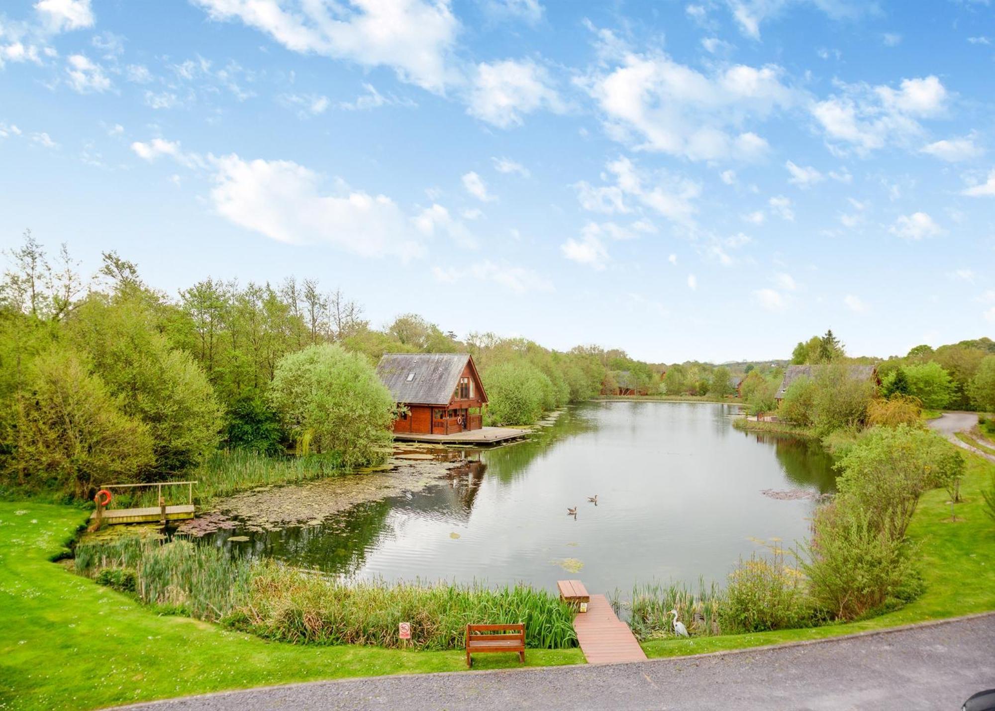 Anglesey Lakeside Lodges Menai Bridge Exterior photo