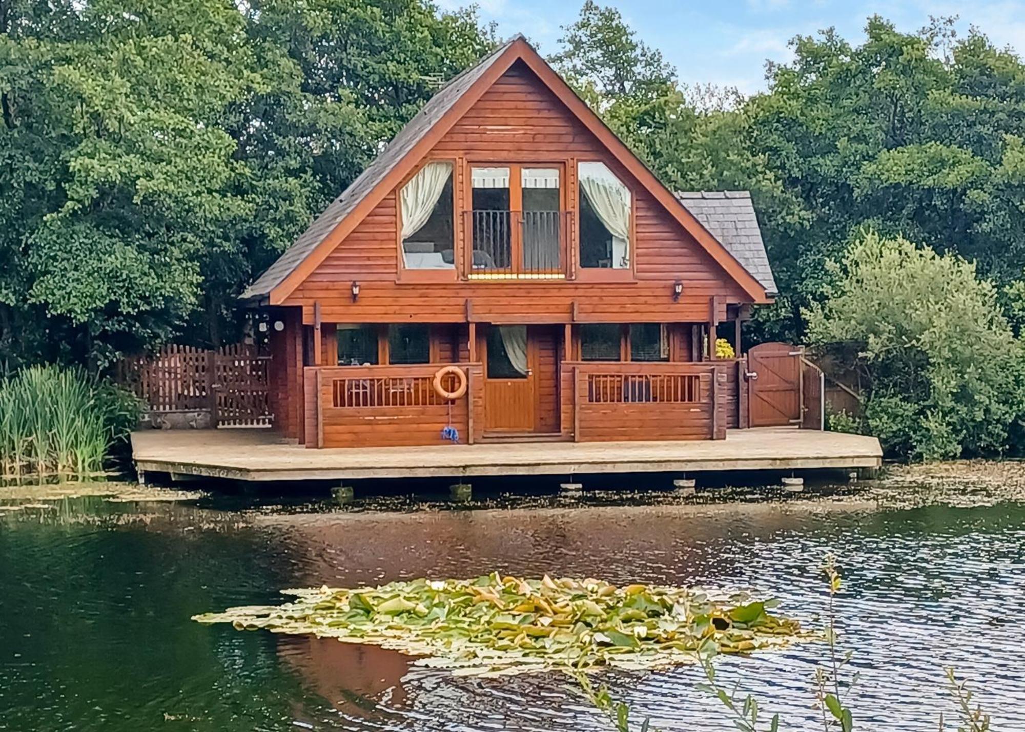 Anglesey Lakeside Lodges Menai Bridge Exterior photo