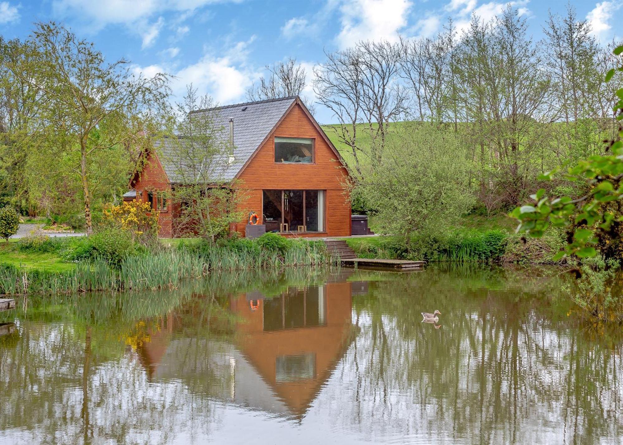 Anglesey Lakeside Lodges Menai Bridge Exterior photo