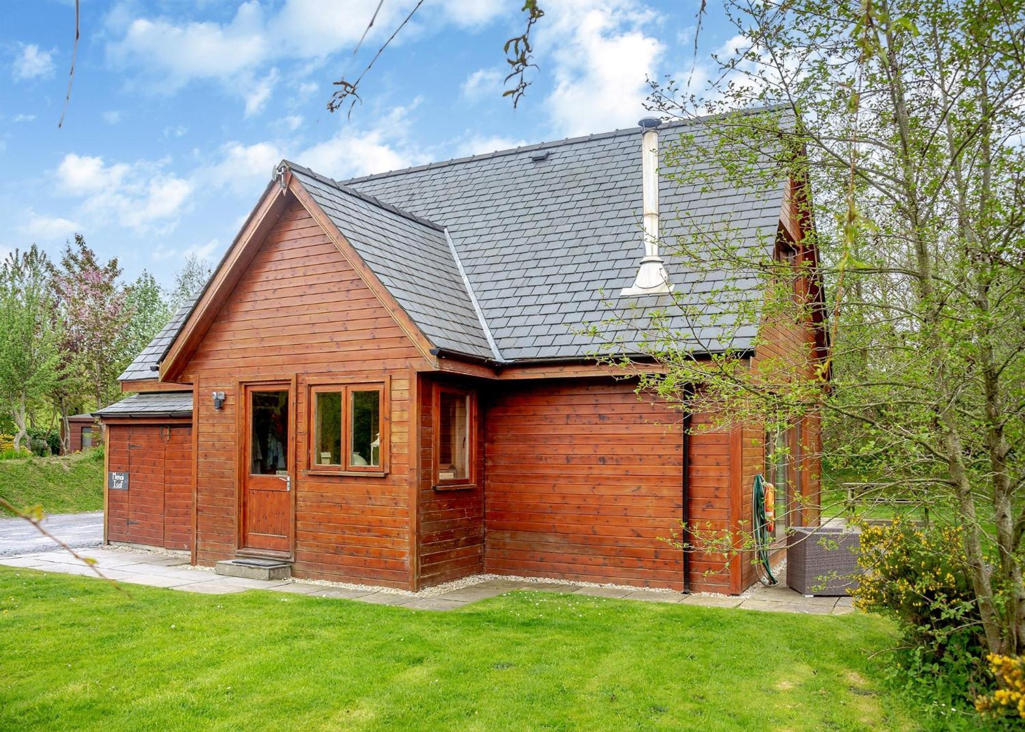 Anglesey Lakeside Lodges Menai Bridge Exterior photo