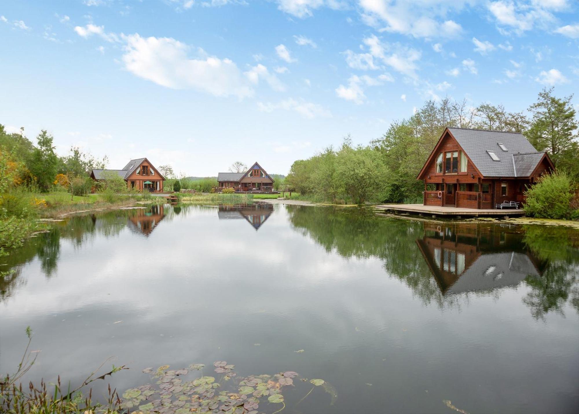 Anglesey Lakeside Lodges Menai Bridge Exterior photo