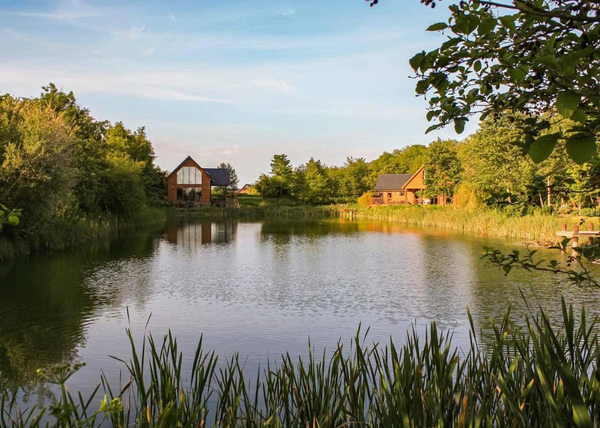 Anglesey Lakeside Lodges Menai Bridge Exterior photo