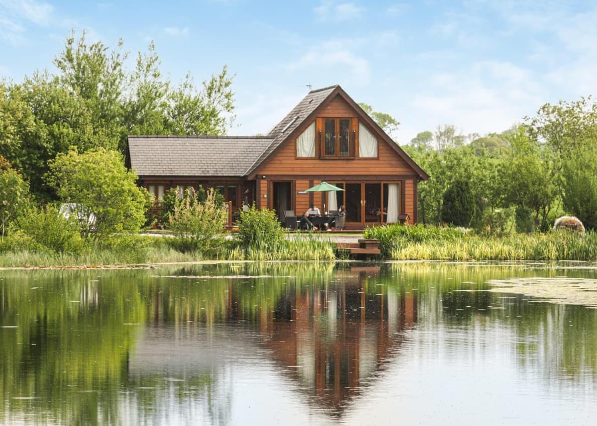 Anglesey Lakeside Lodges Menai Bridge Exterior photo