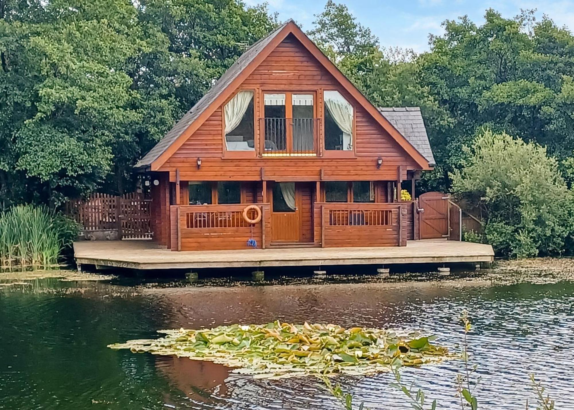 Anglesey Lakeside Lodges Menai Bridge Room photo