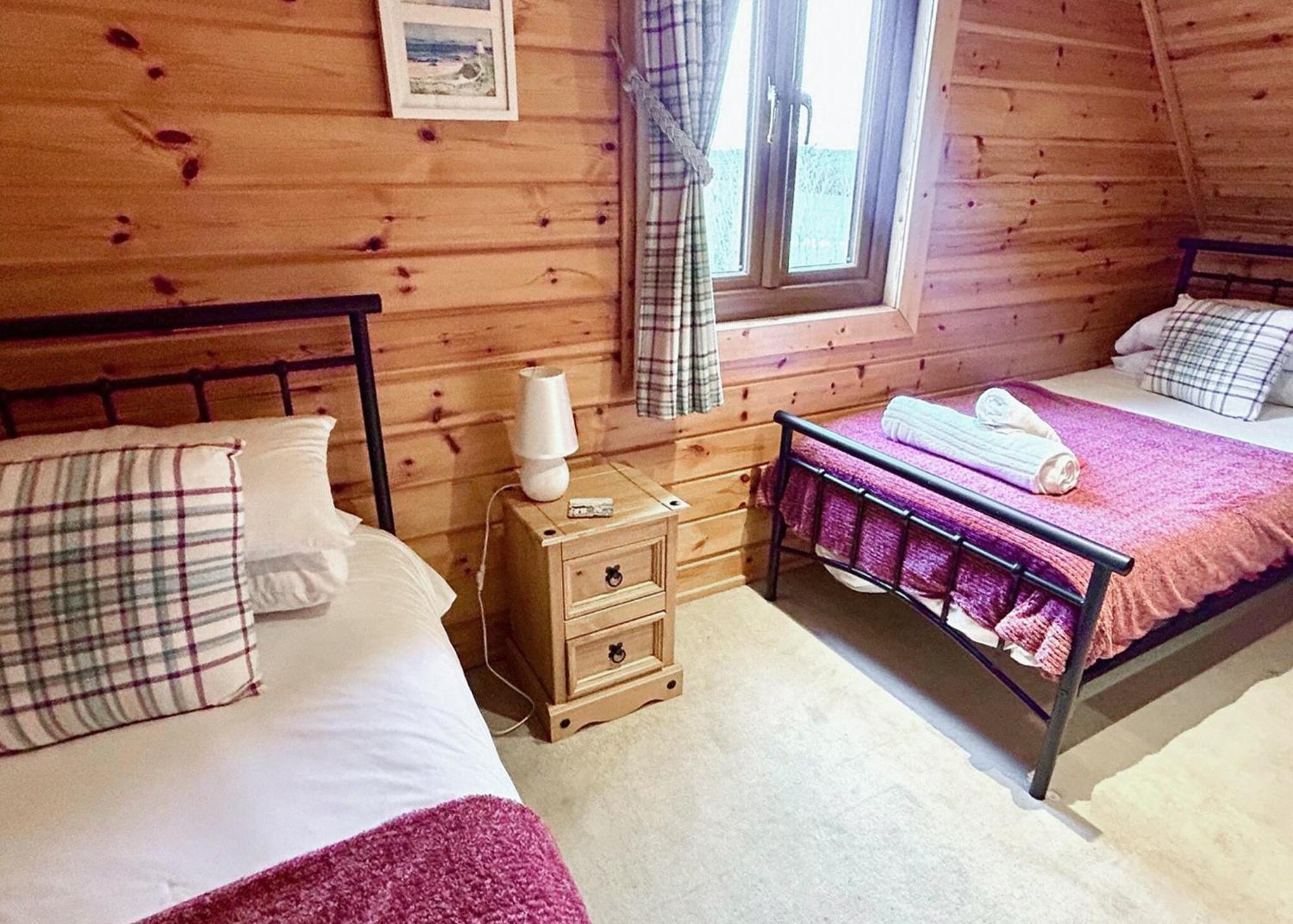Anglesey Lakeside Lodges Menai Bridge Room photo
