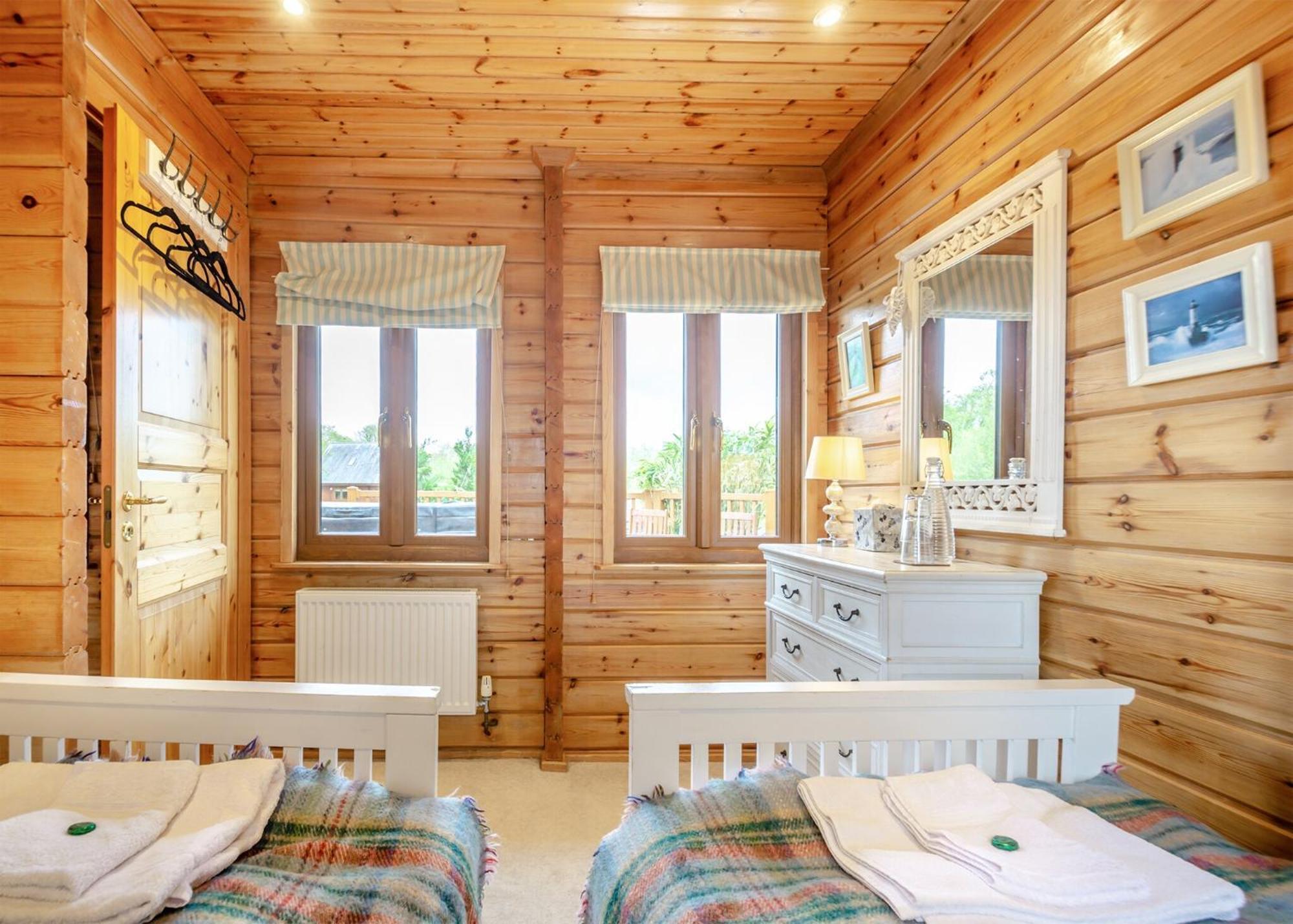 Anglesey Lakeside Lodges Menai Bridge Room photo