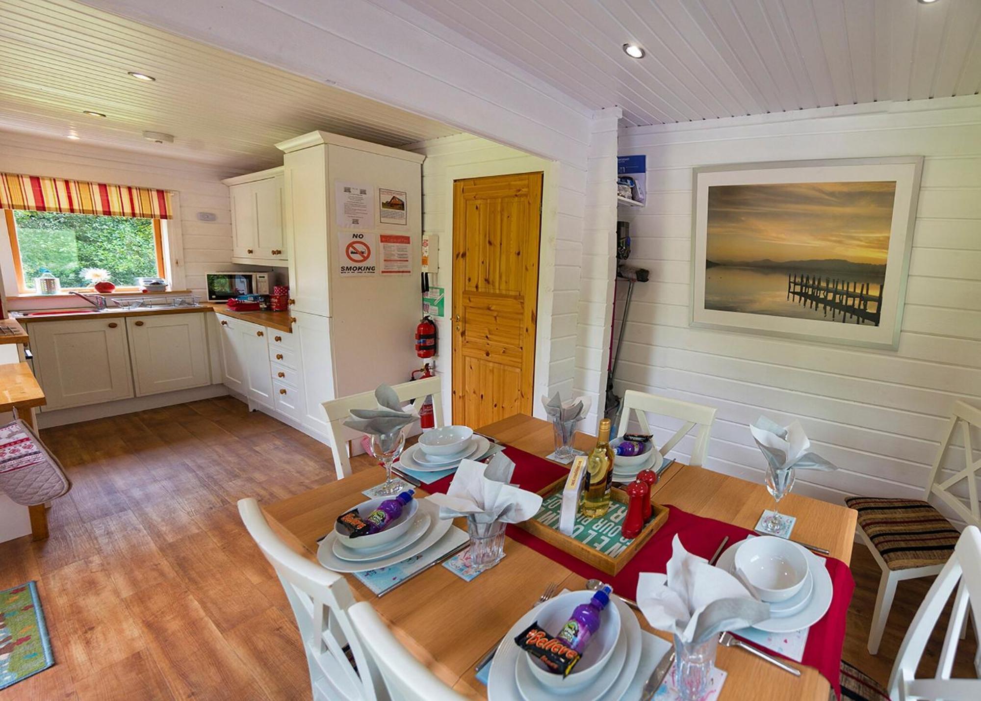 Anglesey Lakeside Lodges Menai Bridge Room photo