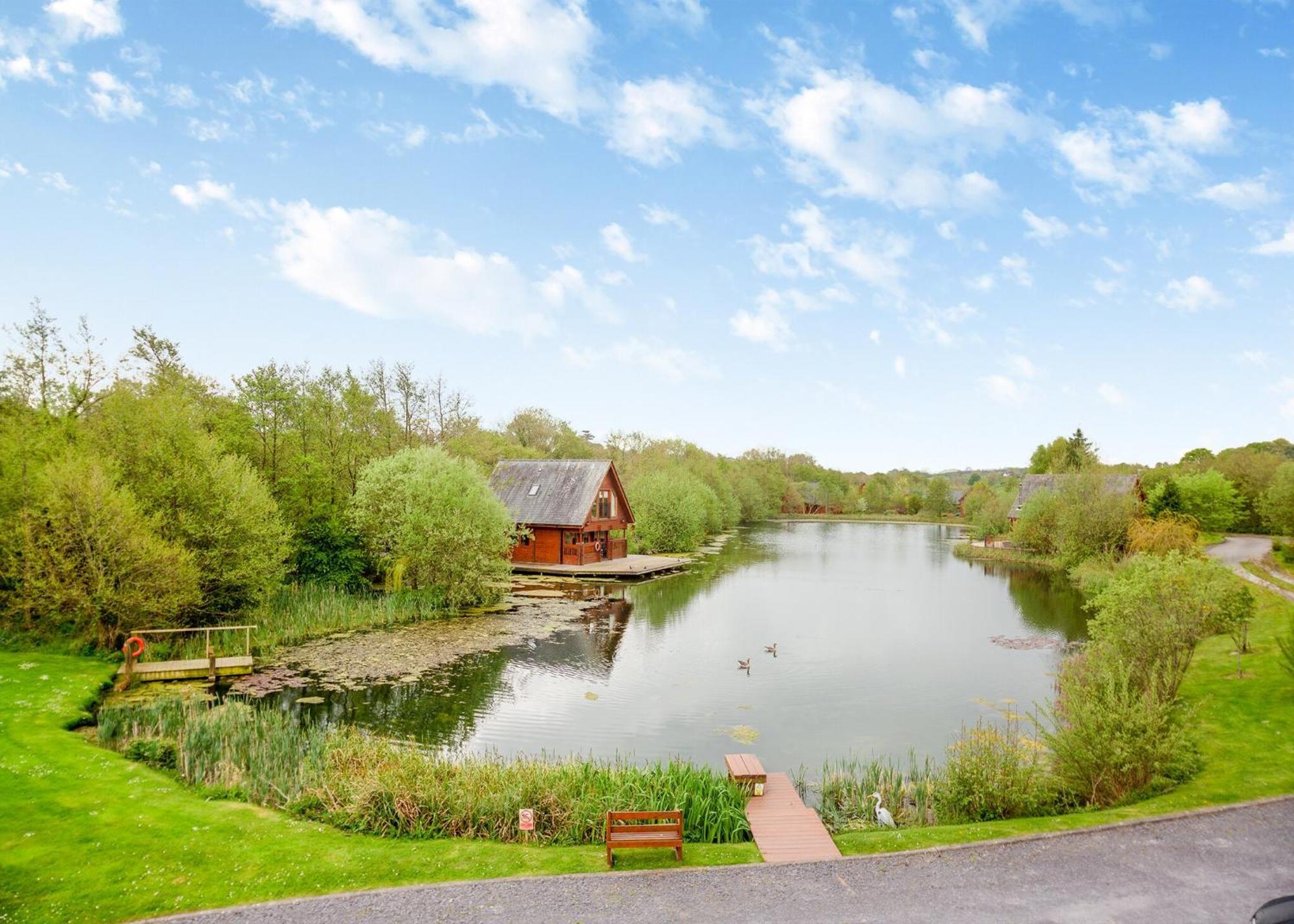 Anglesey Lakeside Lodges Menai Bridge Room photo