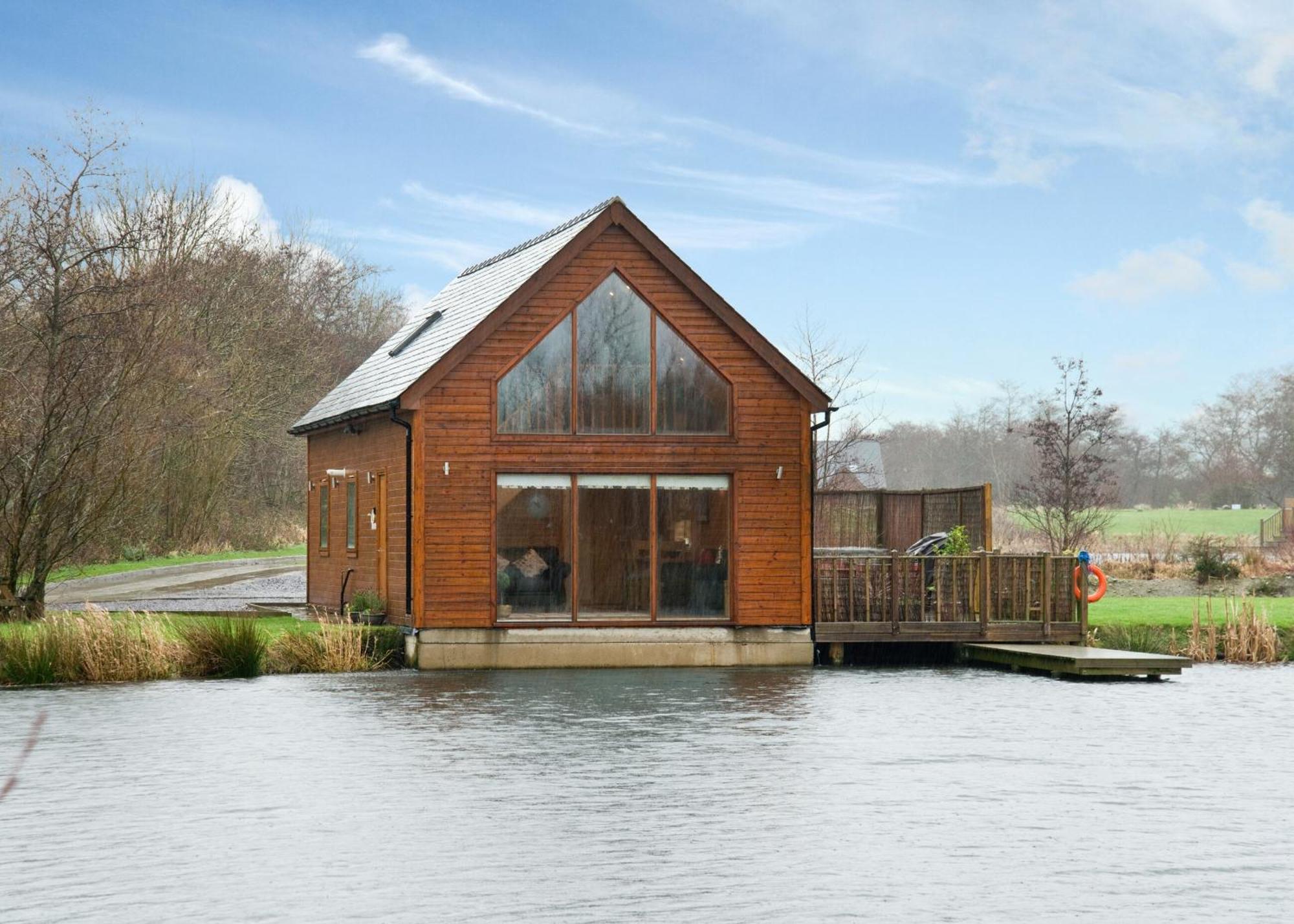 Anglesey Lakeside Lodges Menai Bridge Room photo
